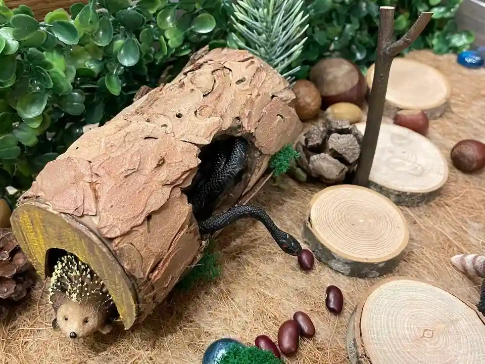Еж и змея в норе
