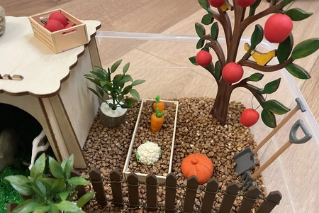 Дерево и овощи на грядке