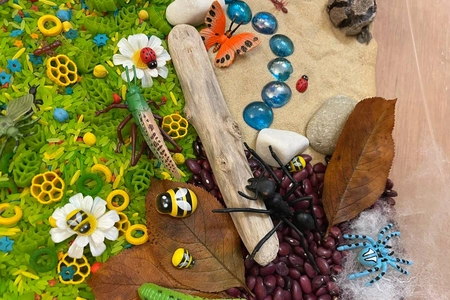 Муравей на палке и кузнечик в траве